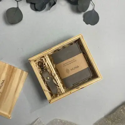 Set DeLuxe - Portofel din piele naturala + Breloc personalizat