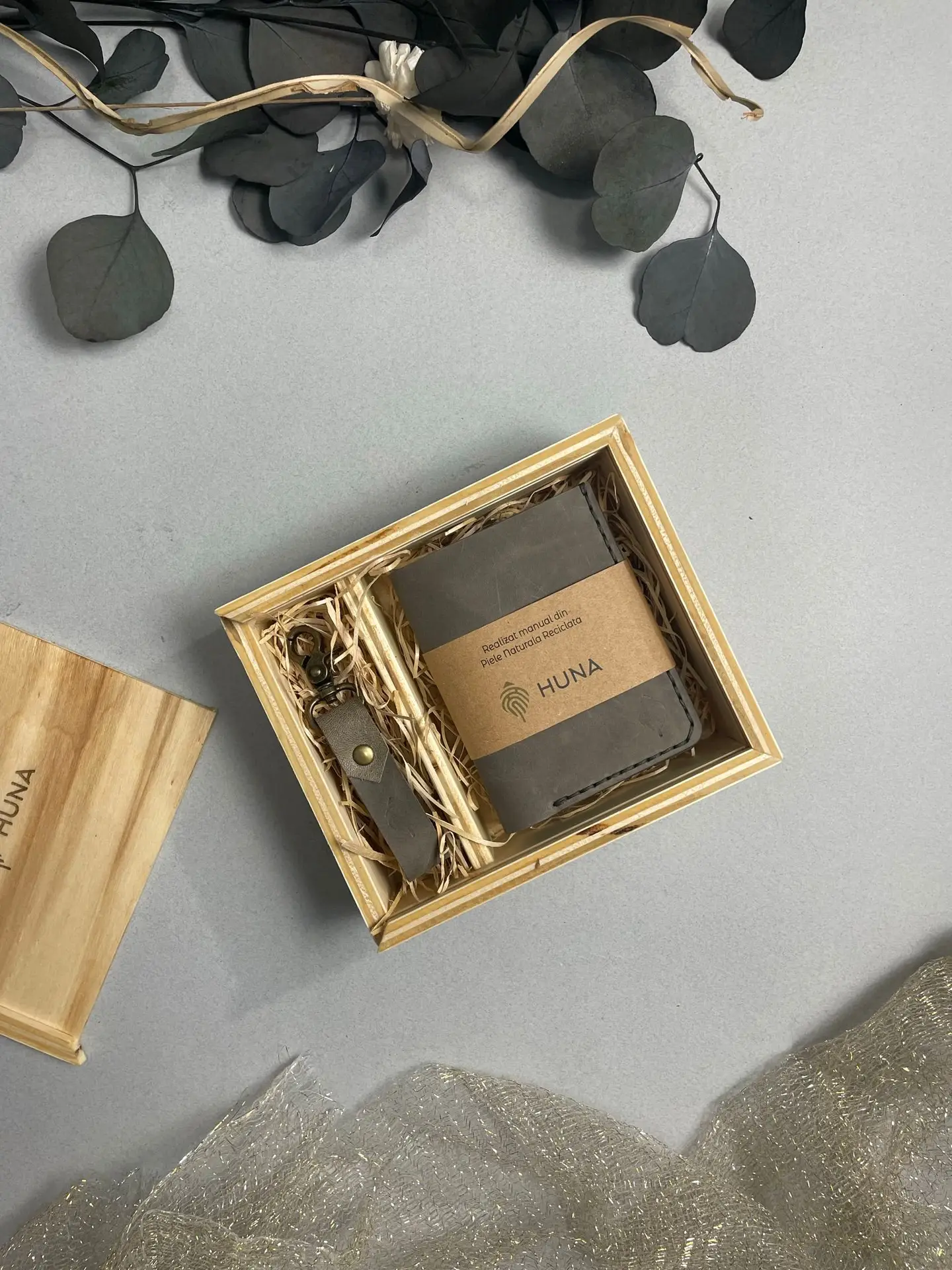 Set DeLuxe - Portofel din piele naturala + Breloc personalizat