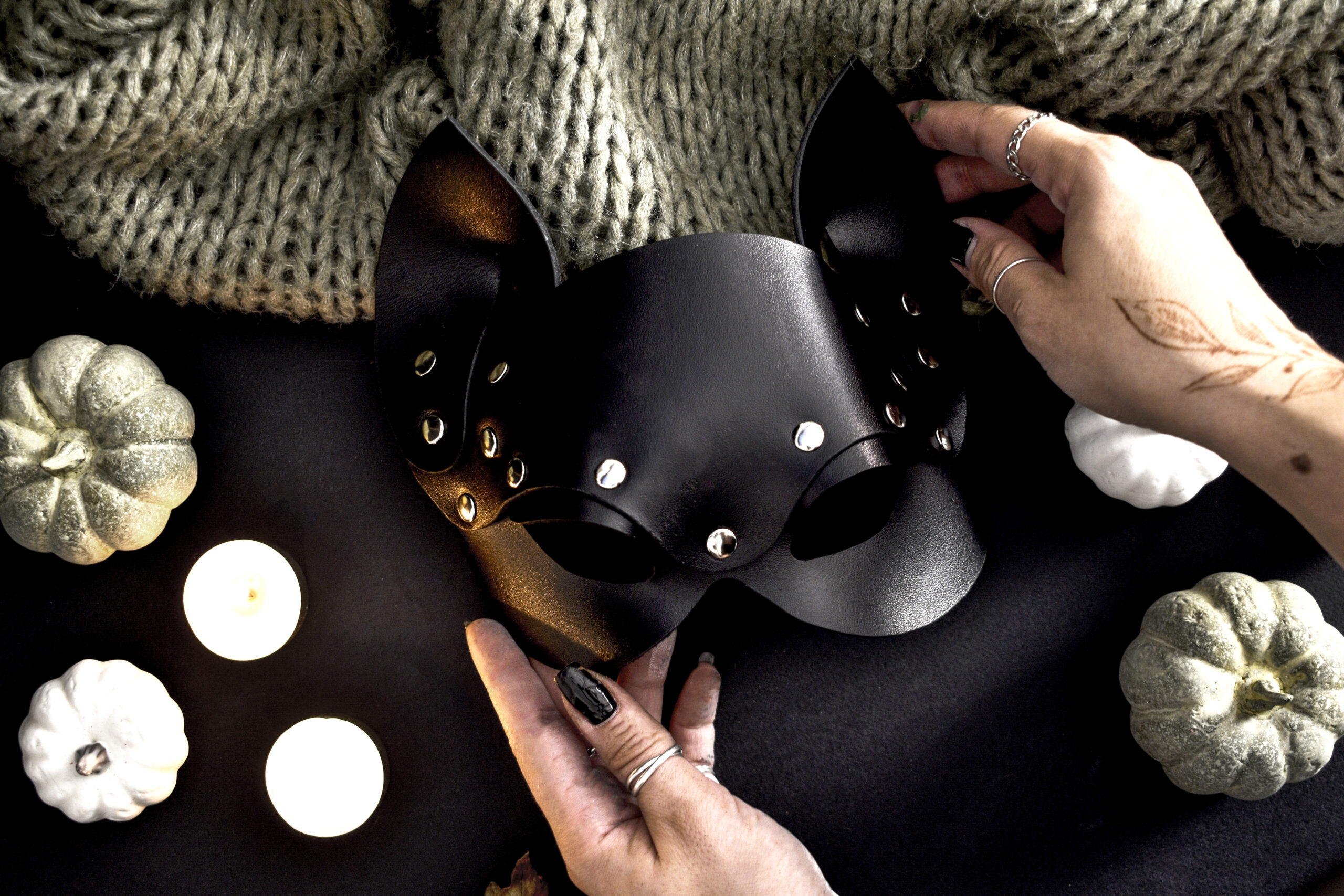 Masca "Cat Woman" din piele reciclata – imagine 3